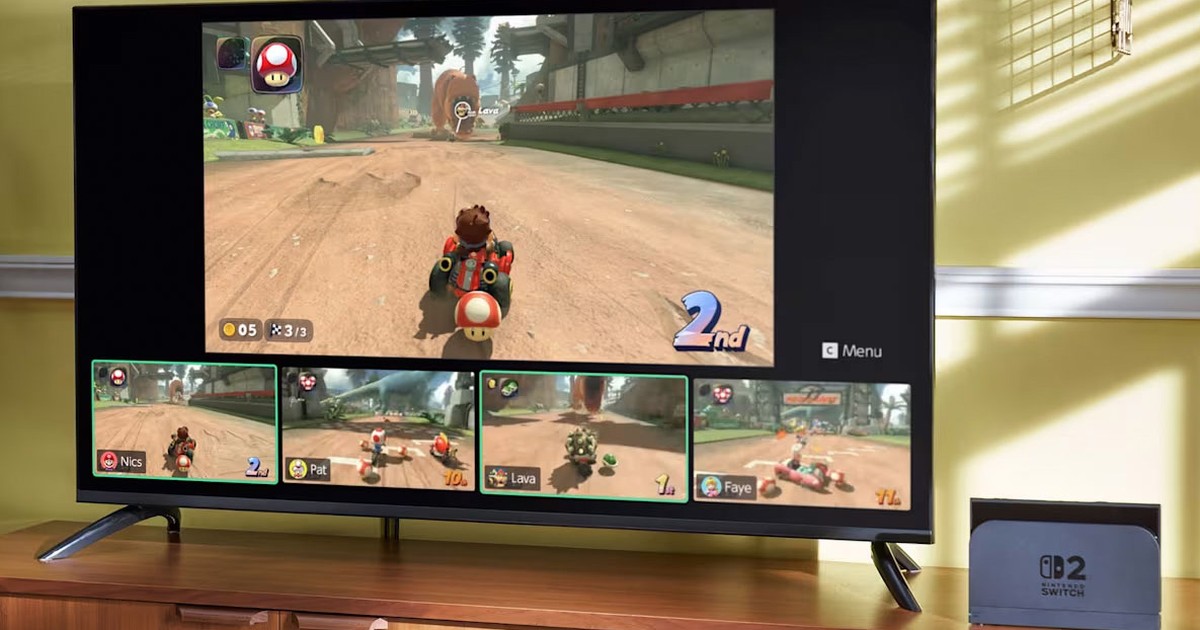Televisor con una partida a Mario Kart World y los cuatro recuadros de vídeo de GameChat en la parte inferior, junto a la base de Nintendo Switch 2