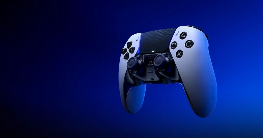 Mando DualSense Edge de PS5 sobre fondo azul
