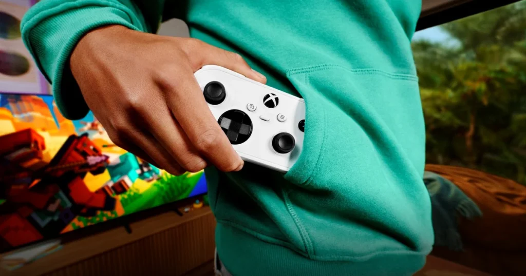 Xbox Nano Controller en blanco, el mando compacto de Microsoft, guardado en el bolsillo de una sudadera