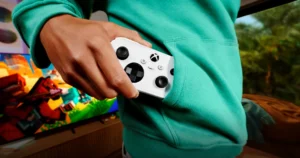 Xbox Nano Controller en blanco, el mando compacto de Microsoft, guardado en el bolsillo de una sudadera